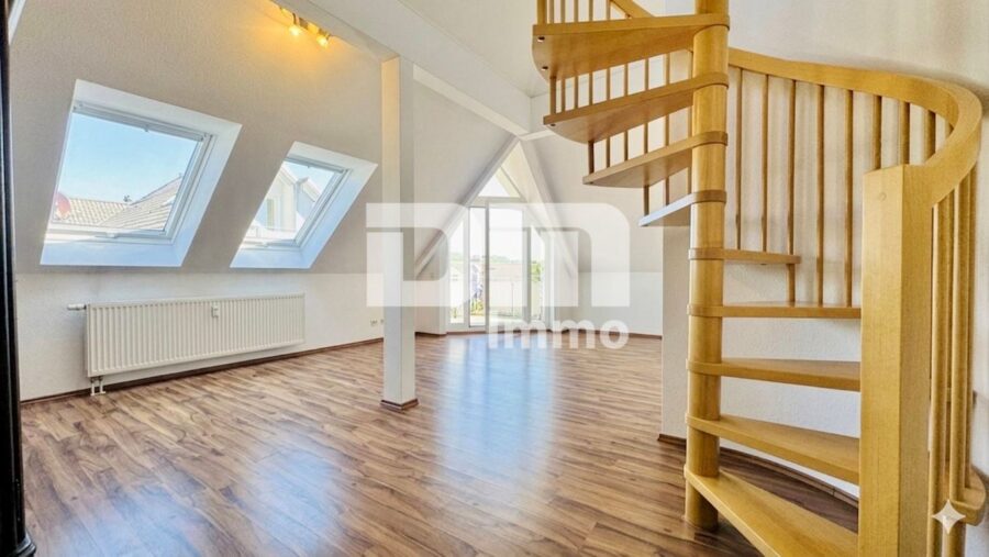 Gepflegte Maisonette Wohnung mit Studio 2x Balkon und PKW Stellplatz in Traumlage - Ebene 1 Wohn / Esszimmer / Zugang Balkon
